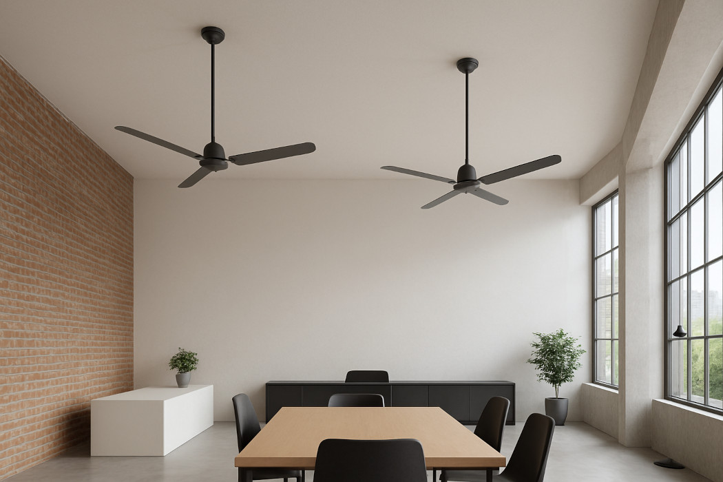 Brasseurs d'air de plafond sur tige, ventilateur de plafond sur tige dans un bureau